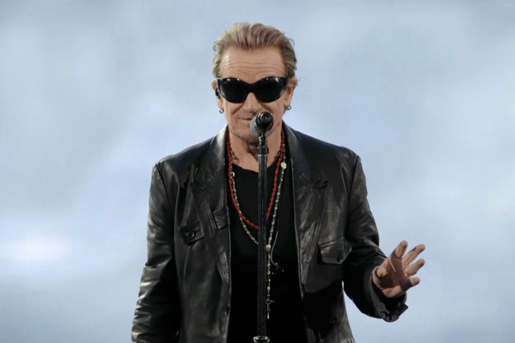 Bono wręcza nagrodę za najlepszy popowy album wokalny zdalnie ze Sphere w Las Vegas.