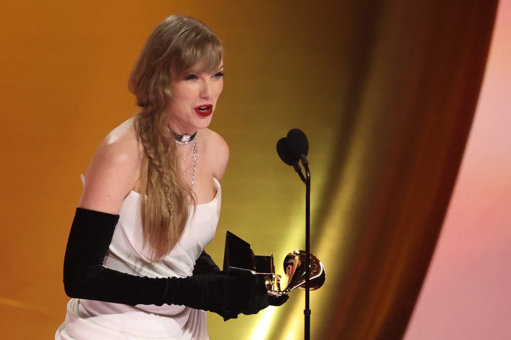 Taylor Swift przemawia na scenie.