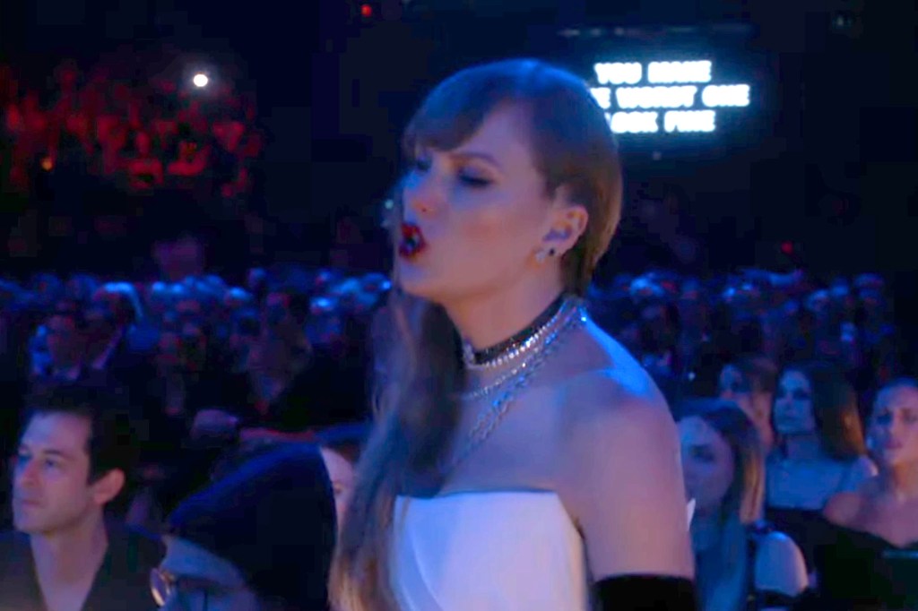 Taylor Swift śpiewa wraz z Olivią Rodrigo podczas wykonywania swojego hitu 