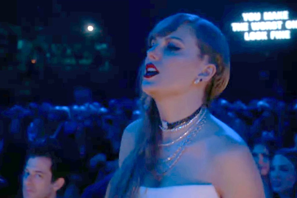 Taylor Swift śpiewa wraz z Olivią Rodrigo podczas wykonywania swojego hitu 