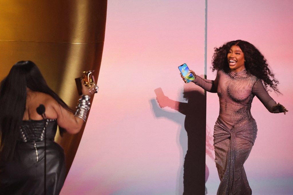 SZA odbiera od Lizzo nagrodę dla najlepszej piosenki R&B na scenie podczas 66. dorocznej ceremonii rozdania nagród Grammy w Los Angeles w Kalifornii.