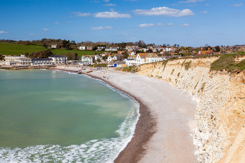 Z widokiem na plażę w zatoce Freshwater na wyspie Wight w Anglii, w Europie