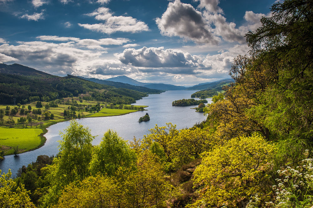 Queens View w pobliżu Pitlochry w Szkocji, patrząc na zachód