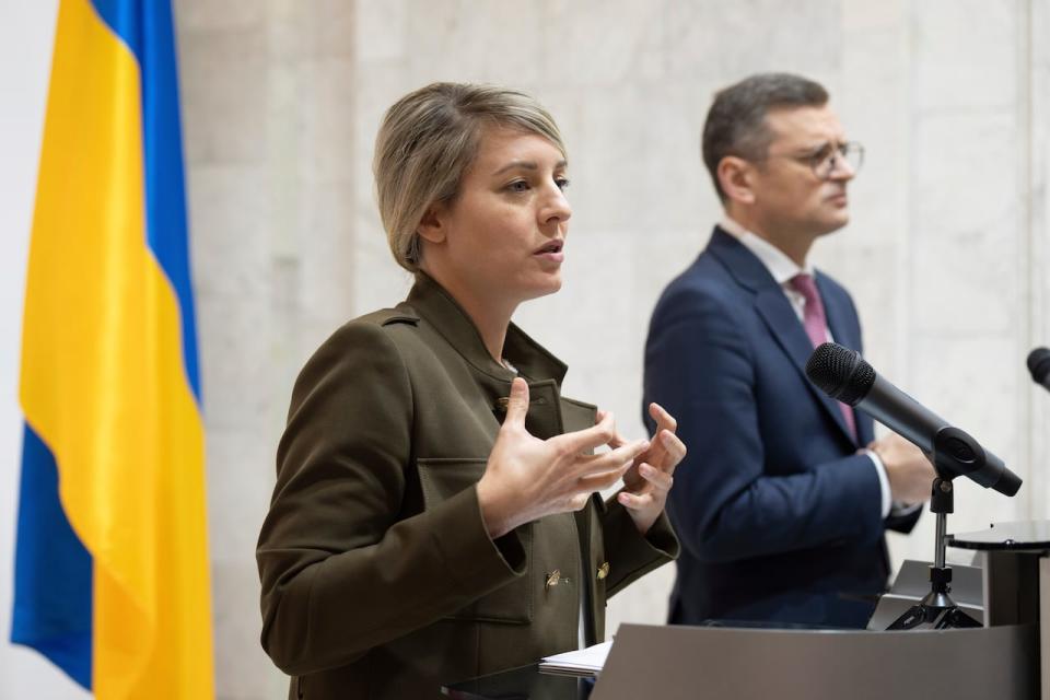 Minister spraw zagranicznych Kanady Melanie Joly rozmawia z mediami podczas konferencji prasowej z ministrem spraw zagranicznych Ukrainy Dmytrem Kulebą w Kijowie na Ukrainie, w piątek, 2 lutego 2024 r. 