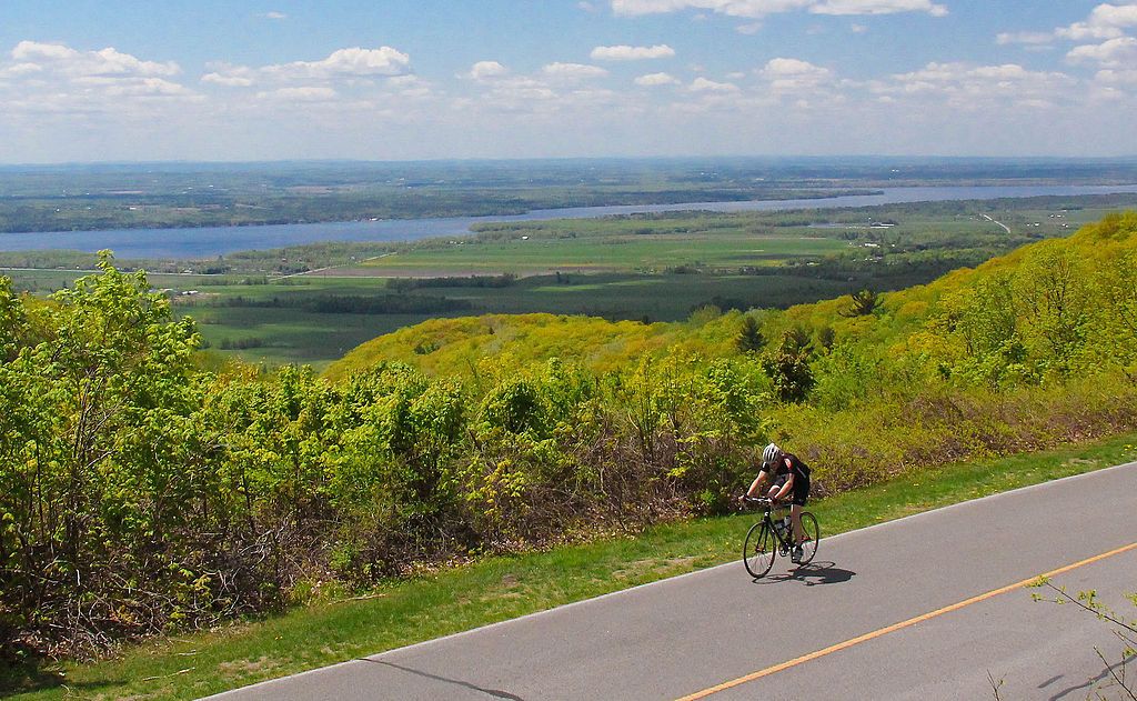 Osoba na rowerze w pobliżu Gatineau Park w Chelsea, Quebec