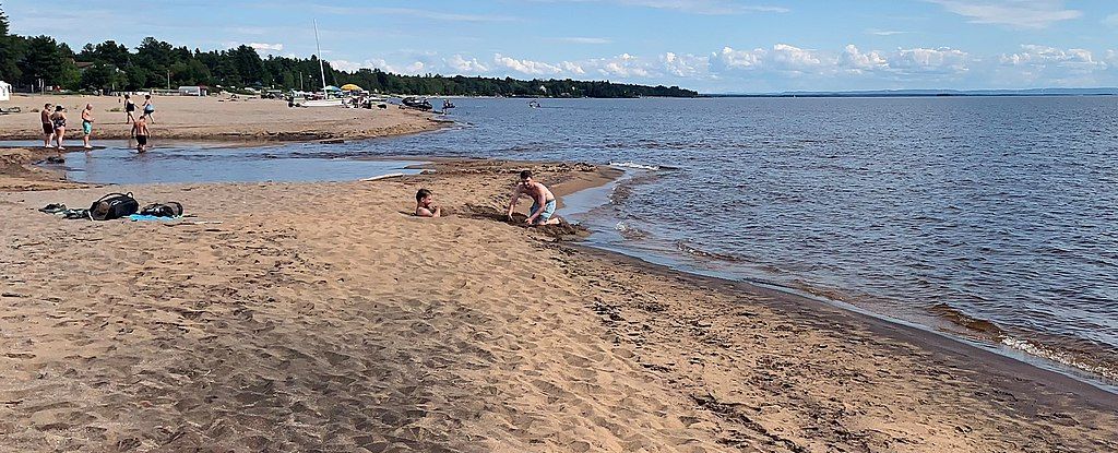 Wspaniała naturalna plaża na północno-wschodnim brzegu Lac Saint-Jean w Taillon Park