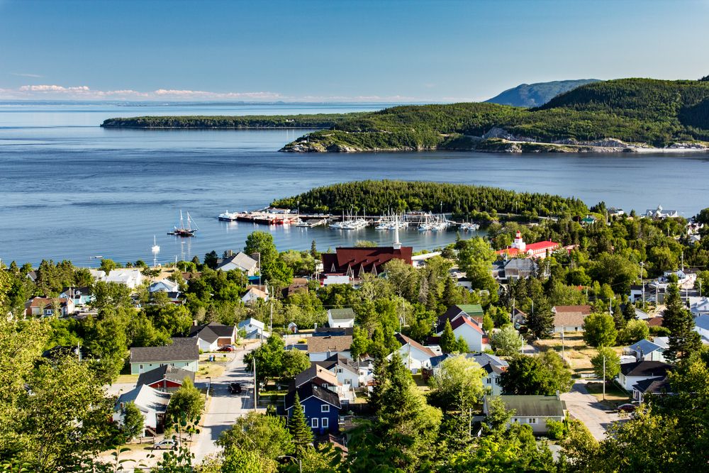 Widok z lotu ptaka na miasto Tadoussac, Quebec, Kanada