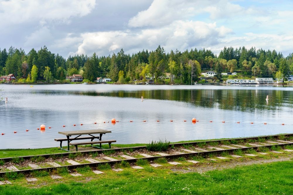 Malowniczy park nad jeziorem Shawnigan, Kolumbia Brytyjska, Kanada