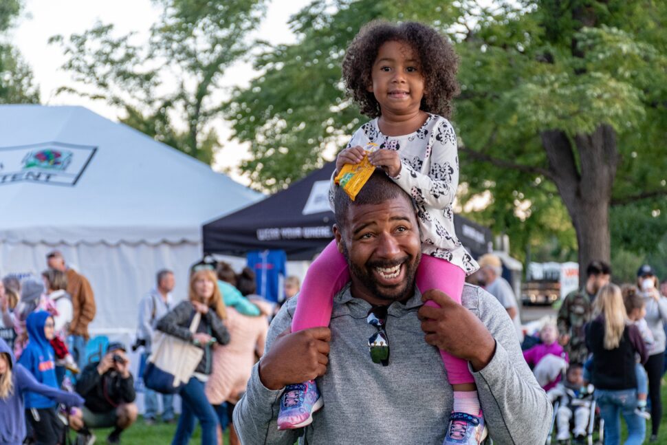 ojciec i córka na festiwalu