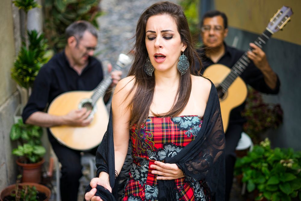 Zespół fado wykonujący tradycyjną muzykę portugalską na ulicy Alfama w Lizbonie, Portugalia