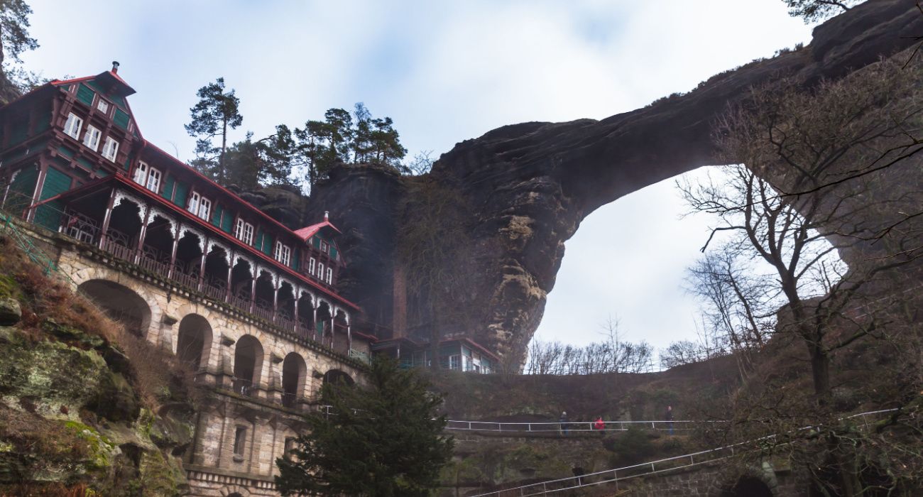 Panoramiczny widok na zamek górski Sokole Gniazdo i Pravčicką Bramę (Brama Prebischtorska)