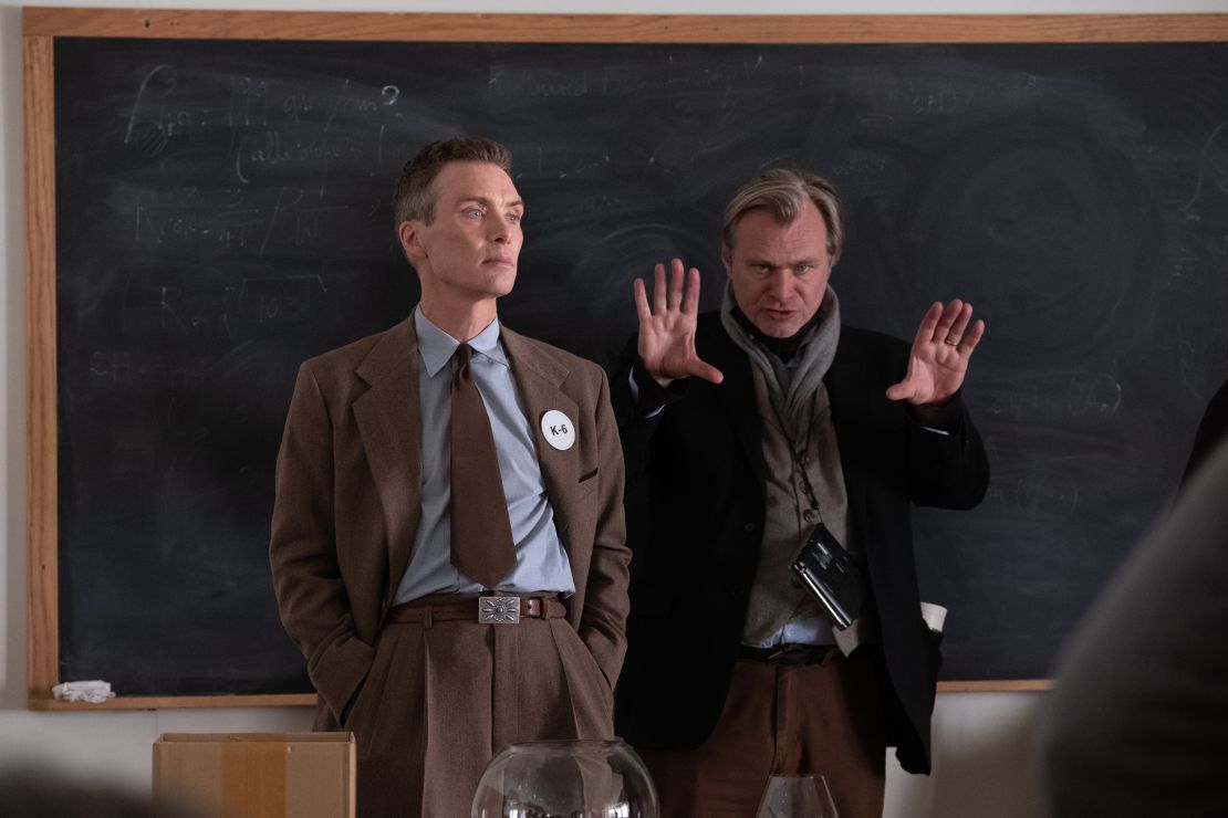 Od lewej do prawej: Cillian Murphy (jako J. Robert Oppenheimer) oraz scenarzysta, reżyser i producent Christopher Nolan na planie OPPENHEIMER.