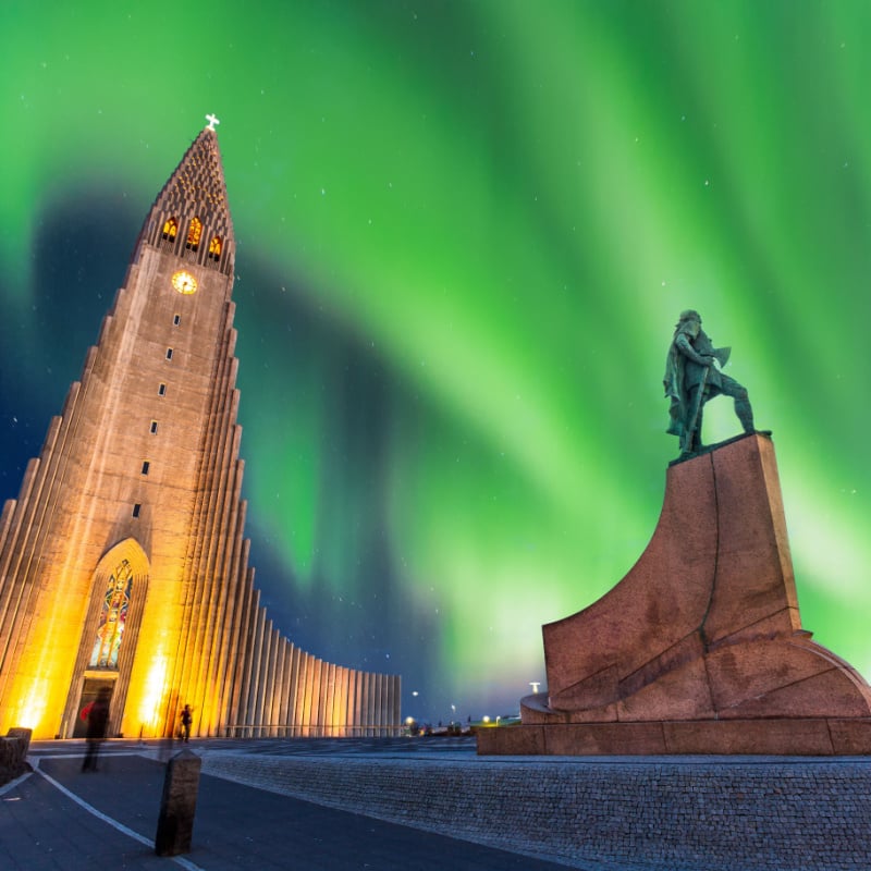 zorza polarna nad kościołem Hallgrimskirkja w centrum Reykjaviku na Islandii