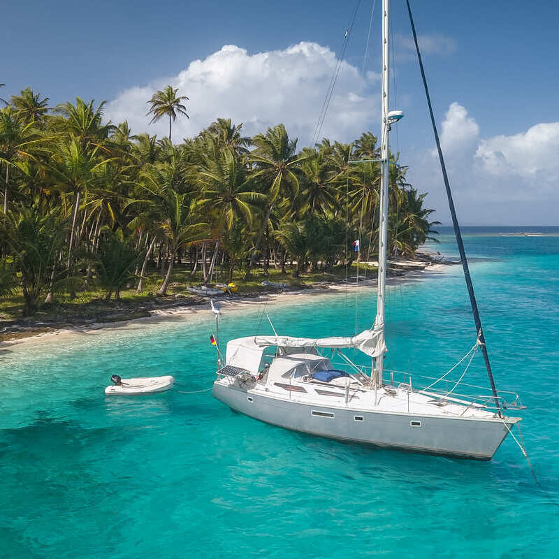 Biały jacht u wybrzeży wyspy w San Blas, Panama, Ameryka Środkowa