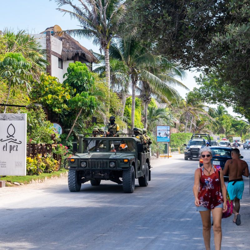 patrol bezpieczeństwa na ulicy w Cancun