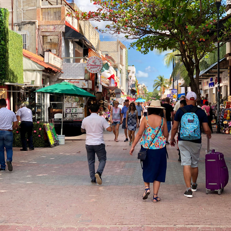 dzielnica handlowa Cancun z dużą aktywnością turystyczną