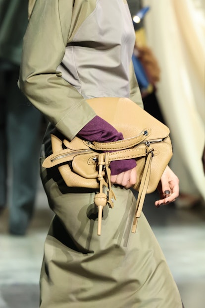 Modelka, detal torby, spaceruje po wybiegu pokazu mody Fendi podczas Tygodnia Mody Kobiet w Mediolanie...