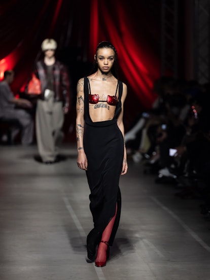 Modelka spaceruje po wybiegu pokazu mody GCDS podczas Tygodnia Mody w Mediolanie. 