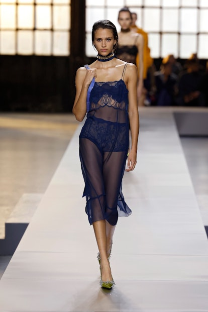 Modelka spaceruje po wybiegu pokazu mody Gucci podczas Tygodnia Mody w Mediolanie Odzież damska Jesień/Win...