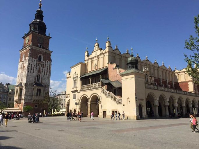 Główny plac miejski, położony w obrębie otoczonego murami historycznego centrum Krakowa, jest największym placem w Europie.  (Zdjęcie: Mimi Kmet)