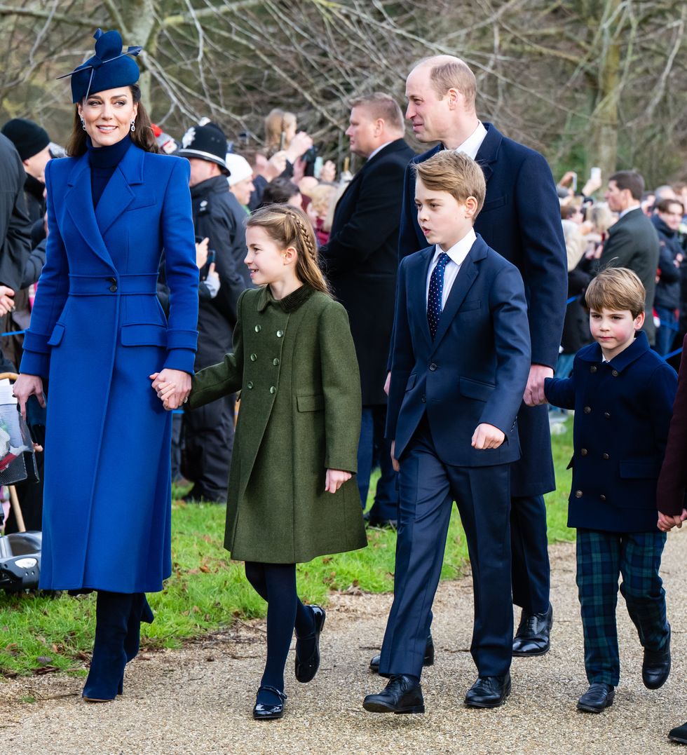 brytyjska rodzina królewska uczestniczy w porannym nabożeństwie bożonarodzeniowym