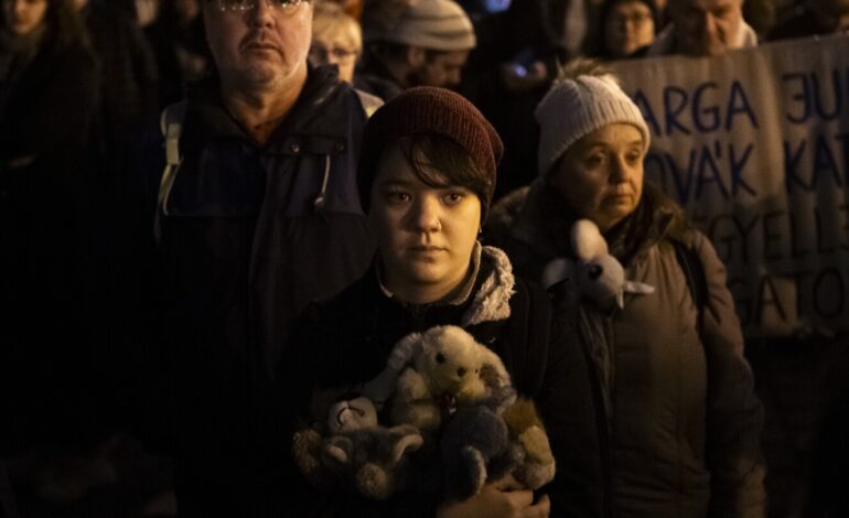 Protestujący żądają dymisji węgierskiego prezydenta w związku z ułaskawieniem w sprawie dotyczącej wykorzystywania seksualnego dziecka