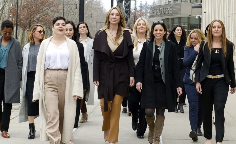 Uderzające zdjęcie przedstawia szefów „kultu orgazmu” OneTaste opuszczających gmach sądu w Nowym Jorku w towarzystwie kobiet po tym, jak dwóch z nich zostało oskarżonych o zmuszanie kobiet do aktów seksualnych