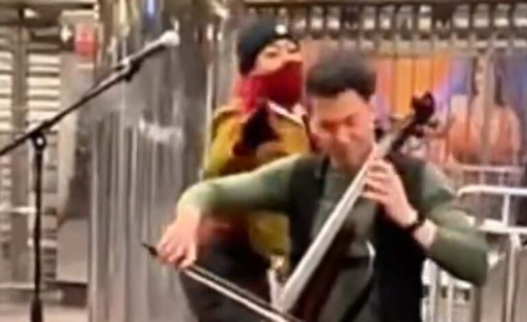 Szokujący moment: kobieta atakuje wiolonczelistę grającego na stacji metra w Nowym Jorku, uderzając go w głowę metalową butelką, po czym ucieka policjantom w Macy’s