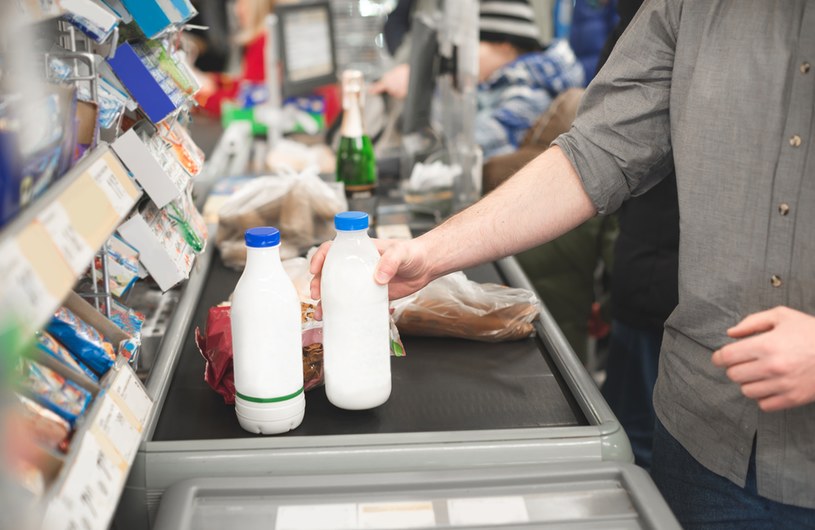 Klienci marketów znaleźli sposoby na spowolnienie pracy kasjerów /123RF/PICSEL