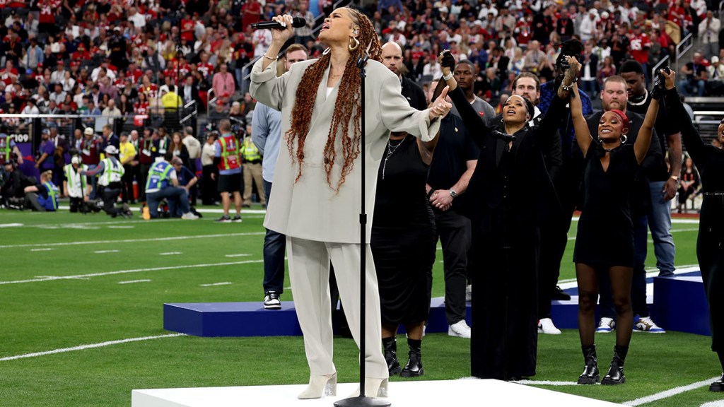 Andra Day występuje podczas meczu wstępnego Super Bowl LVIII na stadionie Allegiant 11 lutego 2024 r. w Las Vegas w stanie Nevada.