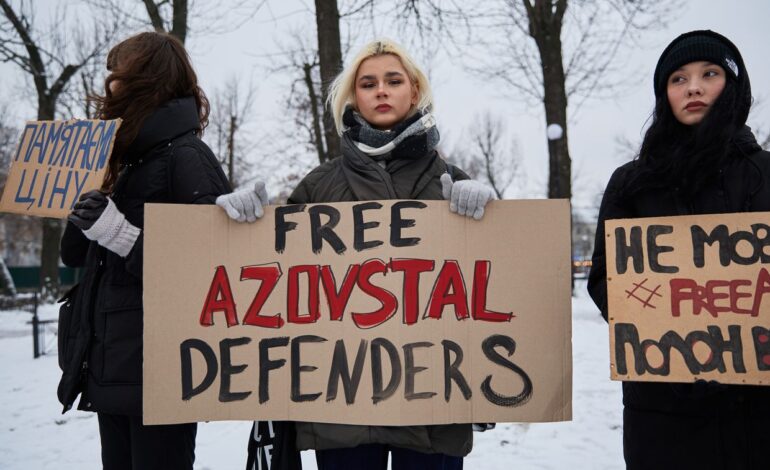 Rodziny pojmanych bojowników Azowa desperacko czekają, aż Rosja utrudnia wymianę więźniów