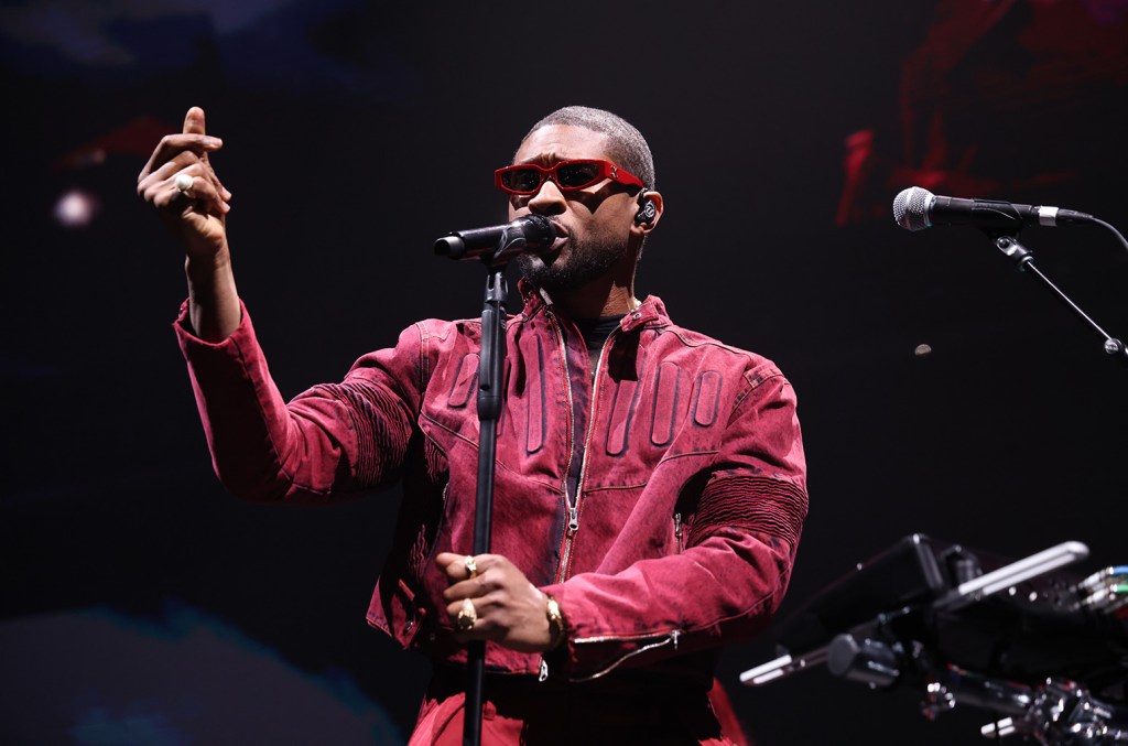 Usher występuje na scenie podczas Jingle Ball 2023 emitowanego przez iHeartRadio Channel 95.5 w Little Caesars Arena 5 grudnia 2023 r. w Detroit w stanie Michigan.