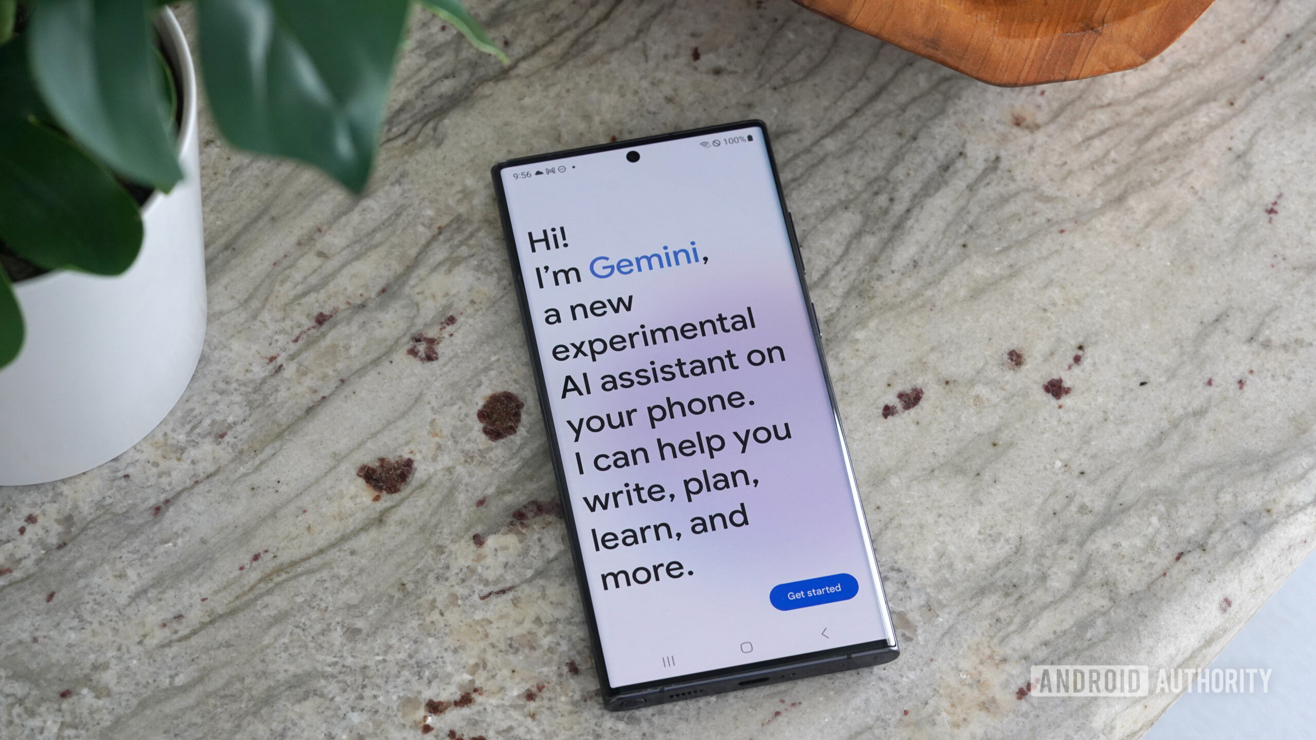 Aplikacja Google Gemini otwiera się z powitaniem od nowego asystenta AI.