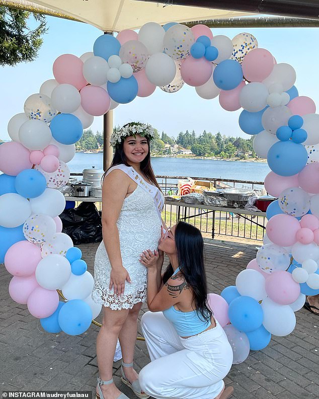 Audrey Fualaau uczciła ciążę swojej siostry Georgia, całując jej ciążowy brzuszek podczas imprezy ujawniającej płeć