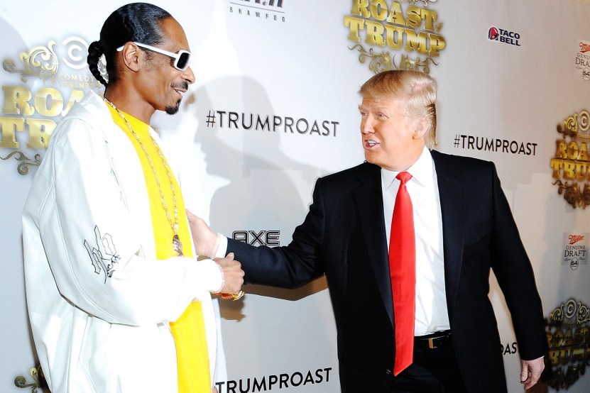 Raper Snoop Dogg (po lewej) i Donald Trump biorą udział w Comedy Central Roast Of Donald Trump w Hammerstein Ballroom, 9 marca 2011 r. w Nowym Jorku.  (Zdjęcie: Michael Kovac/WireImage)