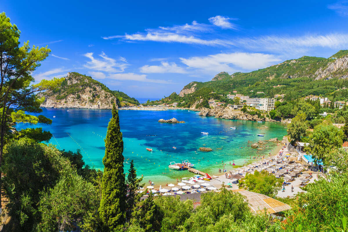 Panoramiczny widok na plażę Palaiokastritsa na wyspie Korfu, Grecja, Morze Jońskie, Europa Południowa