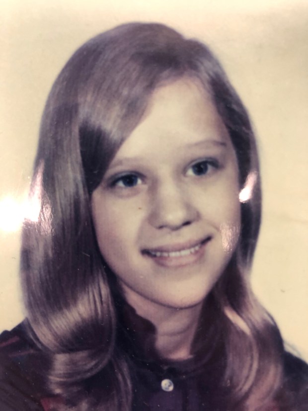Julie Ann Hanson doznała napaści na tle seksualnym i zasztyletowana w Naperville w lipcu 1972 r. Policja aresztowała Barry'ego Lee Whelpleya w 2021 r. i oskarżyła go o morderstwo pierwszego stopnia.