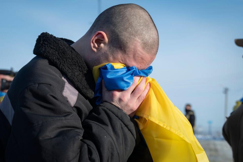 To zdjęcie, udostępnione przez prezydenta Ukrainy Wołodymyra Zełenskiego na platformie mediów społecznościowych X w środę, 31 stycznia 2024 r., przedstawia ukraińskich jeńców wojennych reagujących po wymianie jeńców w nieujawnionym miejscu na Ukrainie.  (Prezydent Ukrainy Wołodymyr Zełenski na platformie mediów społecznościowych X za pośrednictwem AP – źródło zdjęcia)