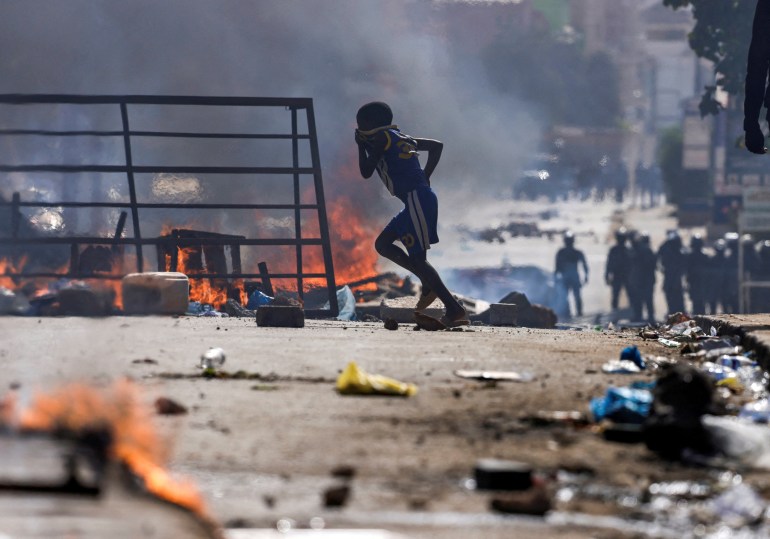 Chłopiec przebiega obok barykad, gdy senegalscy demonstranci ścierają się z policją podczas protestu przeciwko przełożeniu wyborów prezydenckich na 25 lutego, w Dakarze, Senegal, 4 lutego 2024 r. REUTERS/Zohra Bensemra TPX OBRAZY DNIA