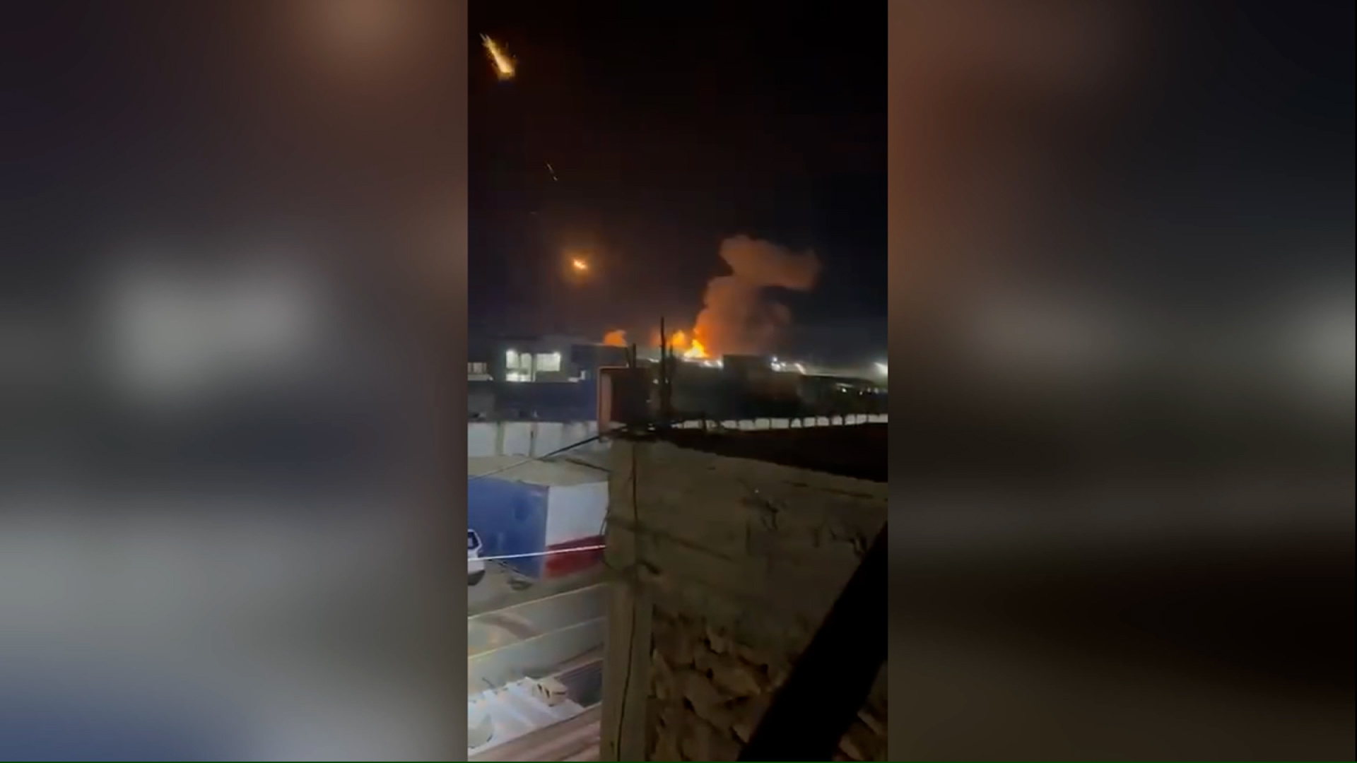 Zrzut ekranu z filmu, geolokalizowanego przez CNN do miasta Qaim w Iraku, pokazuje następstwa amerykańskich ataków wojskowych na ten obszar, według irackiej armii.  Trafiono w pozorny skład broni, a w niebo wystrzelono kilka flar z pocisków.