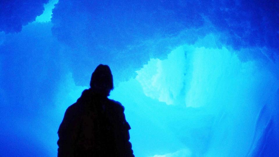 mężczyzna w lodowej jaskini