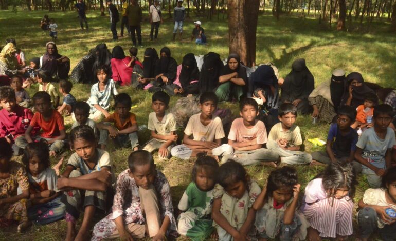 Pomimo rosnącej liczby ofiar śmiertelnych Rohingjowie uciekają łodzią z Birmy i Bangladeszu