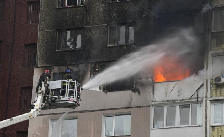 Rosja atakuje cele na całej Ukrainie za pomocą rakiet i dronów, gdy czołowy dyplomata UE odwiedza Kijów