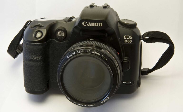 Obejrzyj retrorecenzję aparatu Canon EOS D60 z 2002 roku