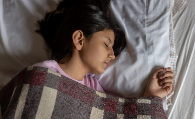 Jak pomóc dziecku uzyskać wystarczającą ilość zdrowego, wzmacniającego mózg snu