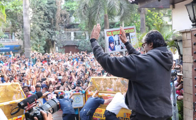 Wśród plotek o hospitalizacji Amitabh Bachchan wita fanów przed Jalsa |  Wiadomości filmowe w języku hindi
