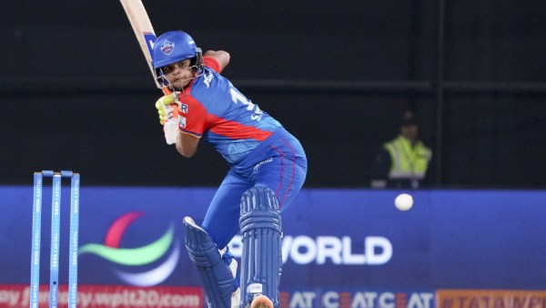 Pałkarz Delhi Capitals, Shafali Verma, oddał strzał podczas meczu krykieta Kobiet Premier League (WPL) 2024 pomiędzy Delhi Capitals a Mumbai Indians na stadionie Arun Jaitley w New Delhi