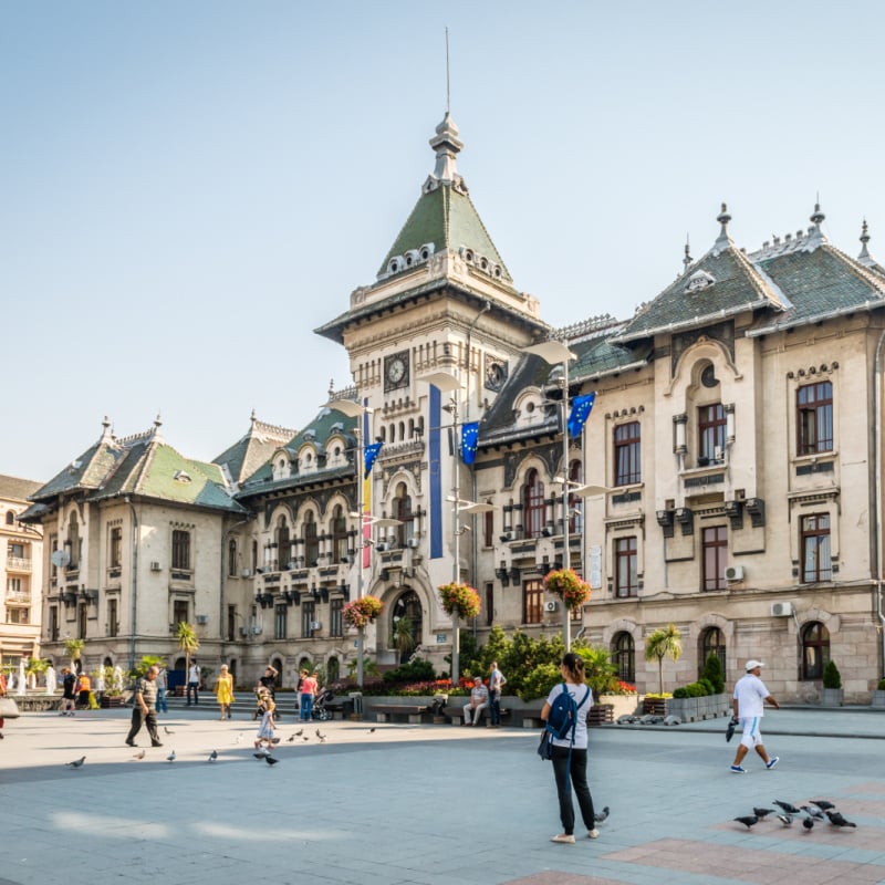 Craiova-Rumunia-oszałamiający-budynek-z-wędrującymi-ludźmi