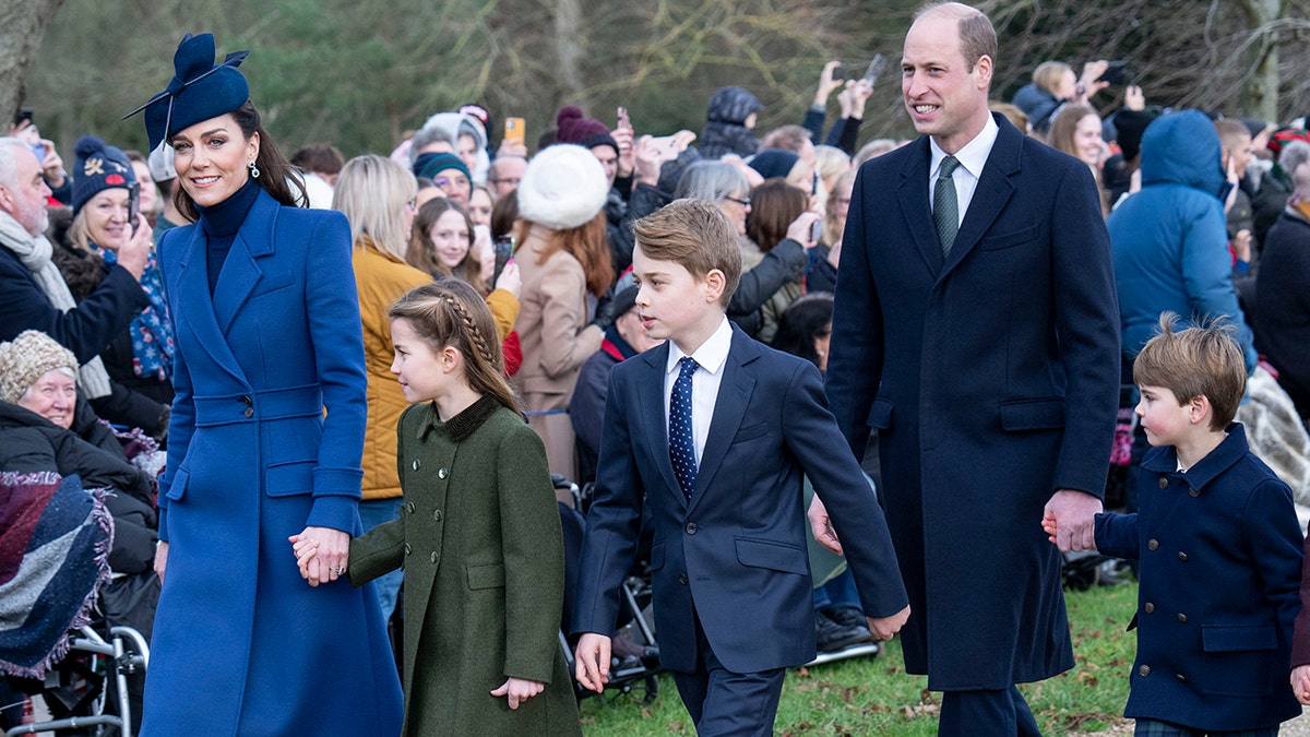 Kate Middleton podczas świąt Bożego Narodzenia założyła z rodziną niebieski płaszcz i kapelusz