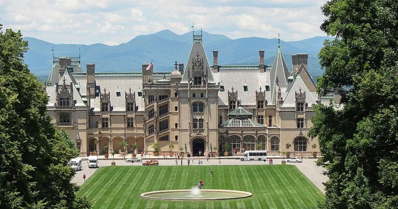 Widok z drona na posiadłość Biltmore, Asheville, Karolina Północna